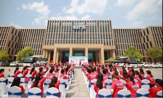 做白色的牛奶，創(chuàng)紅色的企業(yè)，花花牛乳業(yè)集團青春歌會慶祝建黨100周年
