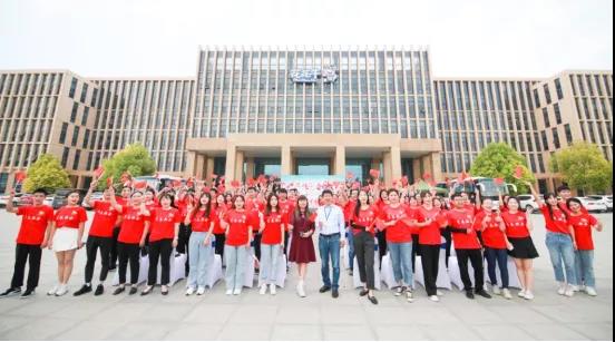 做白色的牛奶，創(chuàng)紅色的企業(yè)，花花牛乳業(yè)集團青春歌會慶祝建黨100周年