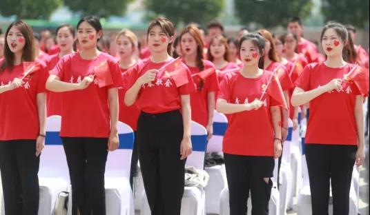 做白色的牛奶，創(chuàng)紅色的企業(yè)，花花牛乳業(yè)集團青春歌會慶祝建黨100周年