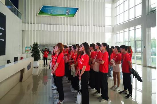 做白色的牛奶，創(chuàng)紅色的企業(yè)，花花牛乳業(yè)集團青春歌會慶祝建黨100周年