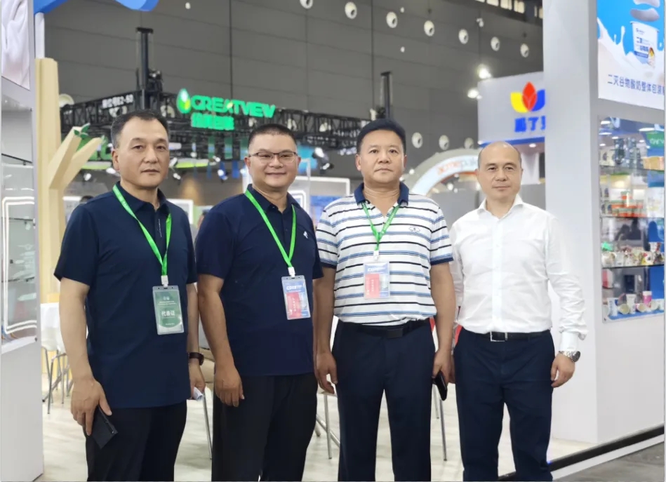 花花牛乳業(yè)集團(tuán)黨委書記、董事長唐洪峰一行參加中國乳制品工業(yè)協(xié)會(huì)第三十次年會(huì)暨2024中國（國際）乳業(yè)技術(shù)博覽會(huì)