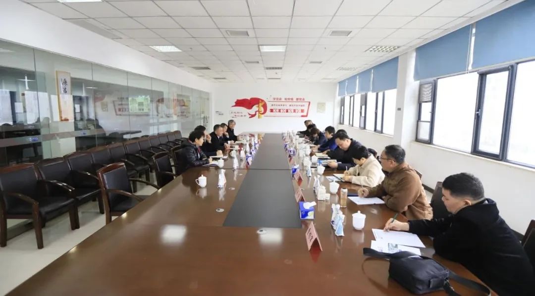 河南省發(fā)展改革委價調處副處長馬冰一行蒞臨花花牛乳業(yè)集團參觀調研