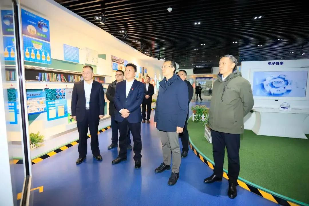 省政府國資委黨委書記、主任李濤一行到花花牛乳業(yè)集團(tuán)調(diào)研