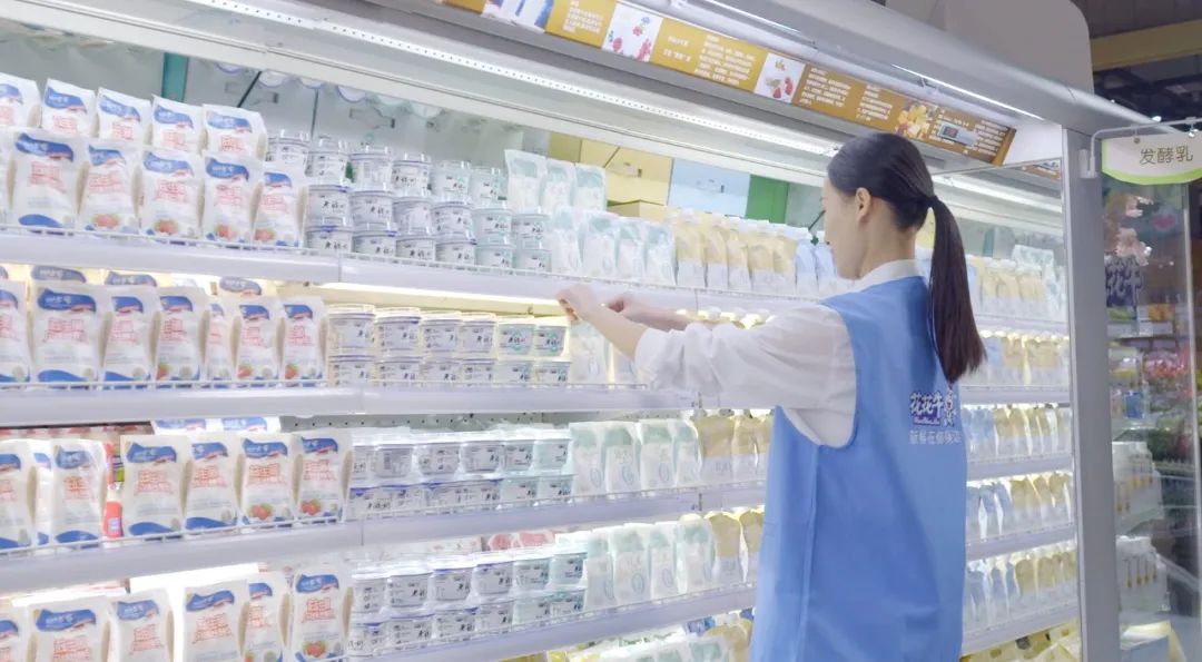 點贊！河南日報要聞02版——報道花花牛乳業(yè)集團鄭州分公司乳制品生產(chǎn)場景，彰顯花花牛乳業(yè)集團發(fā)展新活力