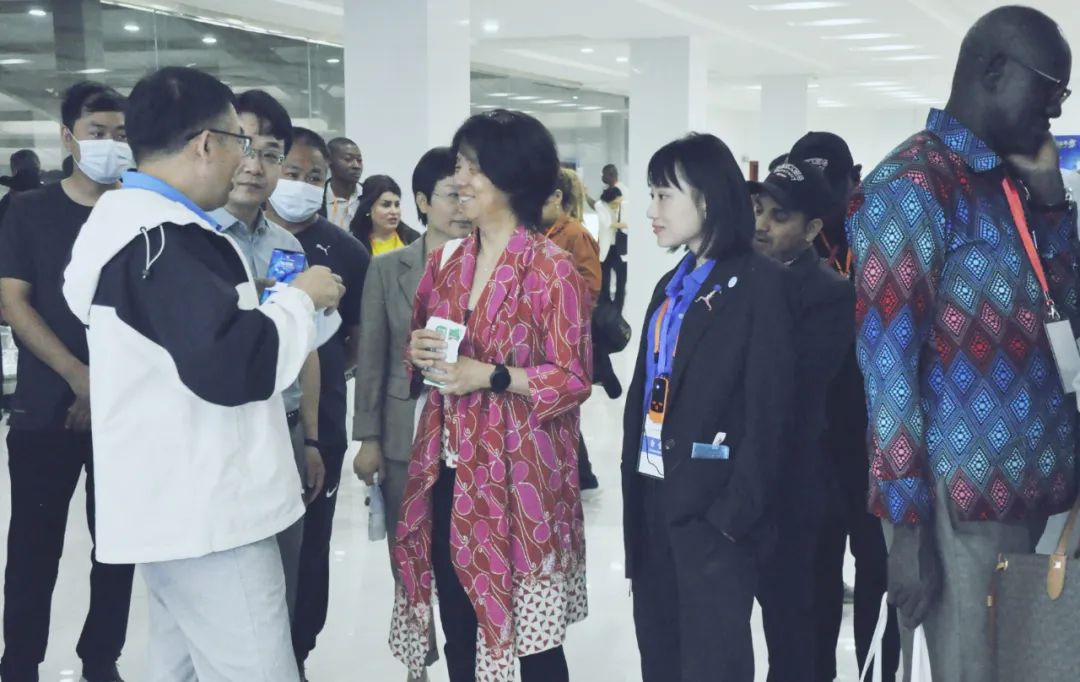 北京大學(xué)南南合作與發(fā)展學(xué)院教授、全球伙伴關(guān)系主任周詠梅一行蒞臨花花牛平輿瑞亞牧業(yè)參觀調(diào)研