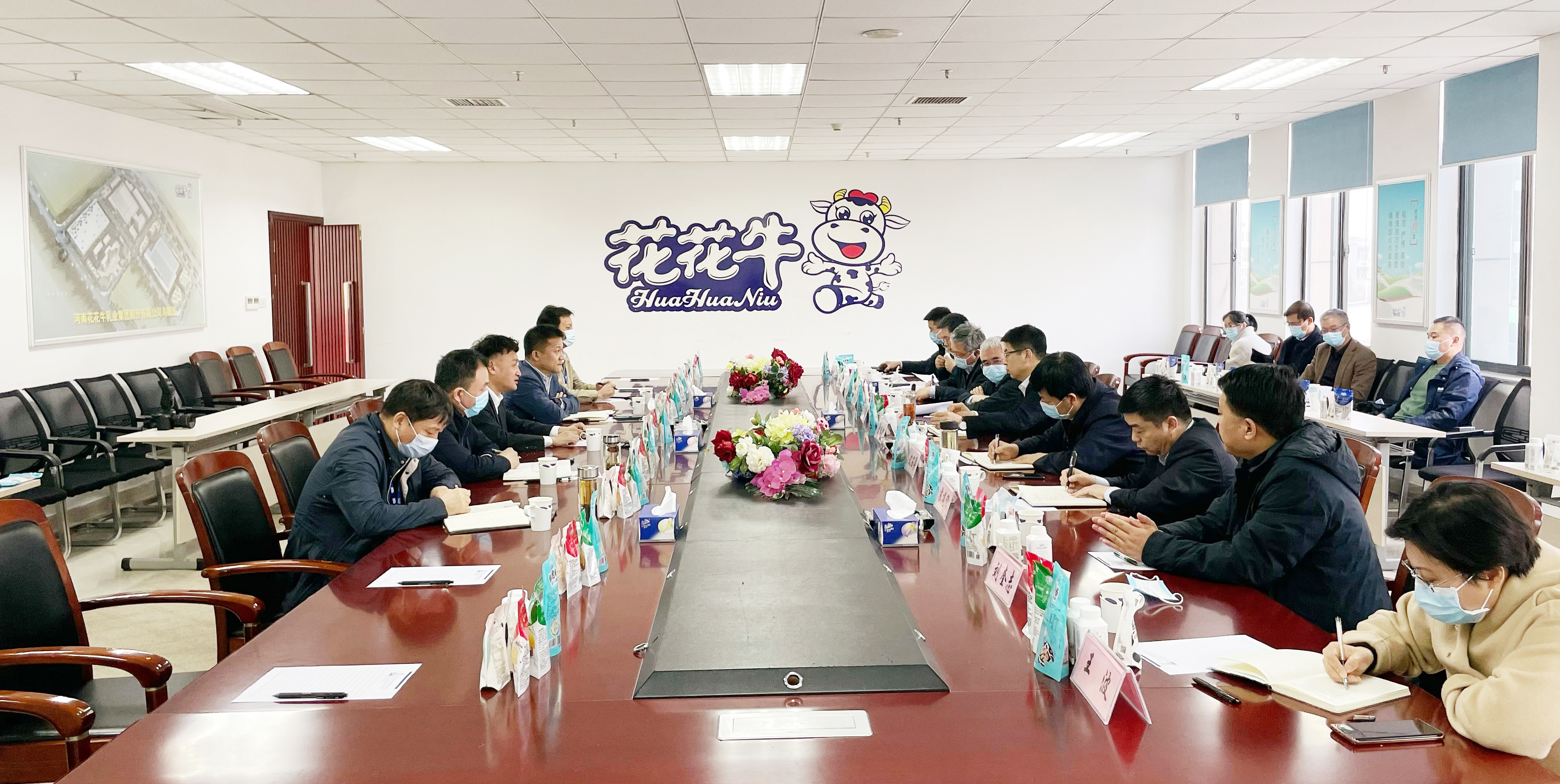 河南省委常委、副省長(zhǎng)費(fèi)東斌蒞臨 花花牛乳業(yè)集團(tuán)調(diào)研