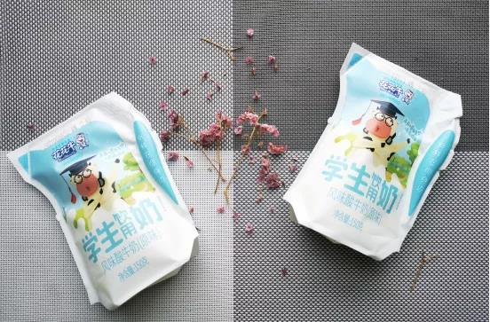 花花牛首款愛克林低溫學(xué)生飲用酸牛奶上市啦！?。? title=