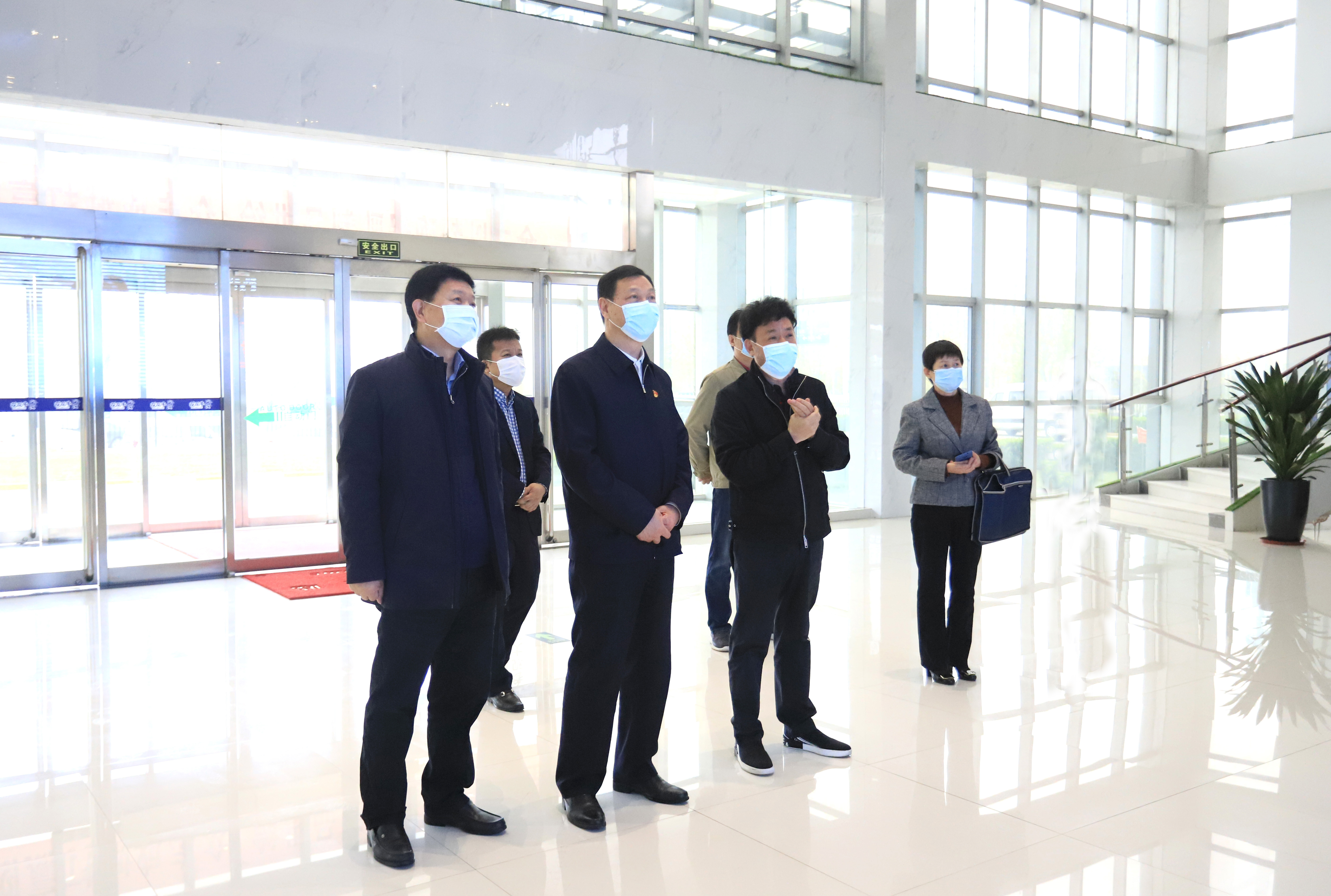 河南省委農辦主任、農業(yè)農村廳廳長申延平一行調研河南花花牛乳業(yè)集團