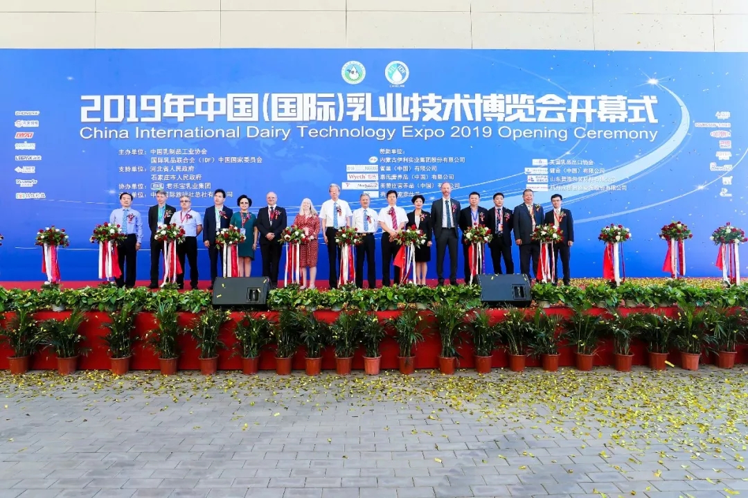 中國(guó)乳制品工業(yè)協(xié)會(huì)第二十五次年會(huì)召開(kāi)！花花?？偛枚T峰獲“振興乳業(yè)領(lǐng)軍人”榮譽(yù)稱號(hào)