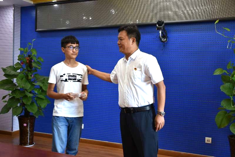 花花牛濟(jì)困解難，助力學(xué)子圓夢(mèng)香江