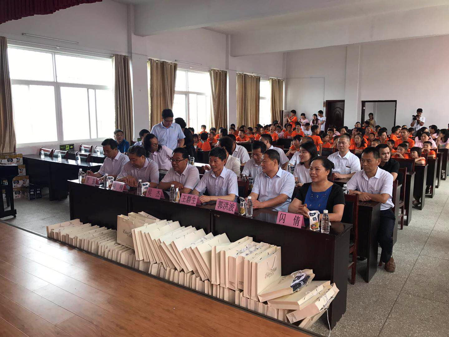 “關(guān)愛(ài)特殊兒童，讓愛(ài)灑滿人間—花花牛乳業(yè)集團(tuán)2018中國(guó)小康牛奶行動(dòng)” 公益助學(xué)泌陽(yáng)捐贈(zèng)儀式