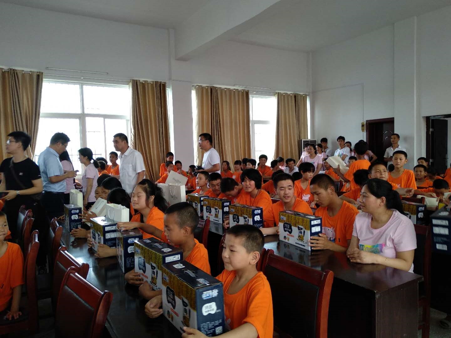 “關(guān)愛(ài)特殊兒童，讓愛(ài)灑滿人間—花花牛乳業(yè)集團(tuán)2018中國(guó)小康牛奶行動(dòng)” 公益助學(xué)泌陽(yáng)捐贈(zèng)儀式