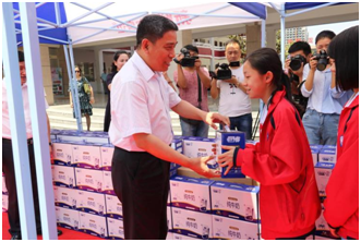 “健康中原，牛奶伴您行——花花牛乳業(yè)集團(tuán)2018中國(guó)小康牛奶行動(dòng)” 公益助學(xué)啟動(dòng)儀式隆重舉行