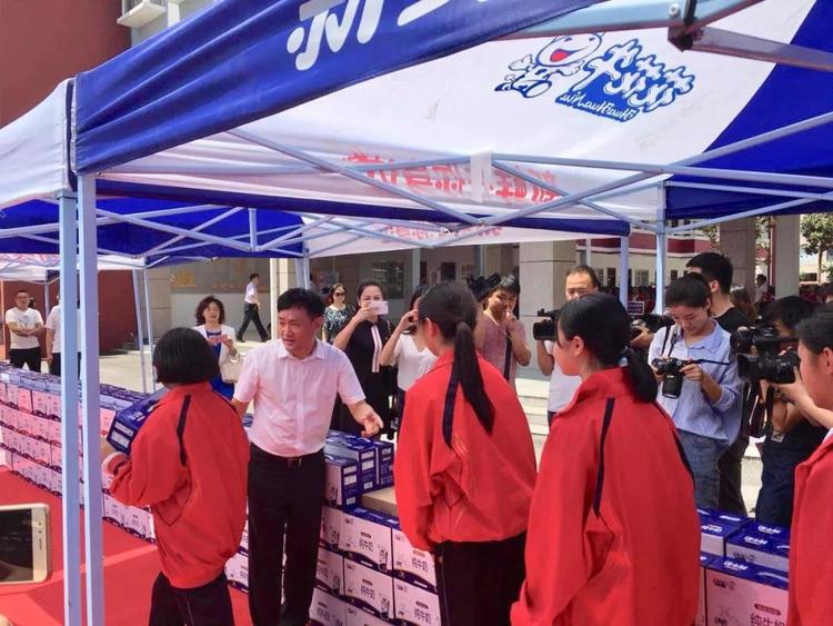 “健康中原，牛奶伴您行——花花牛乳業(yè)集團(tuán)2018中國(guó)小康牛奶行動(dòng)” 公益助學(xué)啟動(dòng)儀式隆重舉行