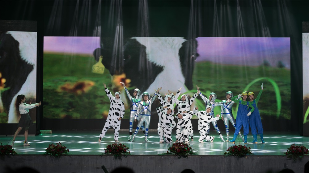 “不忘初心、聚力前行” 花花牛集團(tuán)2018迎新春聯(lián)歡會(huì)隆重舉行