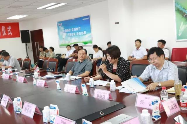 河南省食品安全座談會(huì)暨百場食安講座進(jìn)校園啟動(dòng)儀式在花花牛舉行