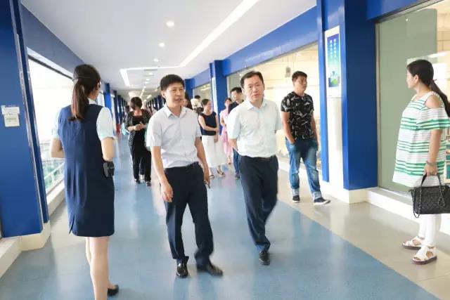 河南省食品安全座談會(huì)暨百場食安講座進(jìn)校園啟動(dòng)儀式在花花牛舉行