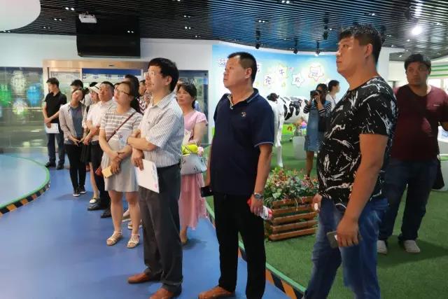 河南省食品安全座談會(huì)暨百場食安講座進(jìn)校園啟動(dòng)儀式在花花牛舉行