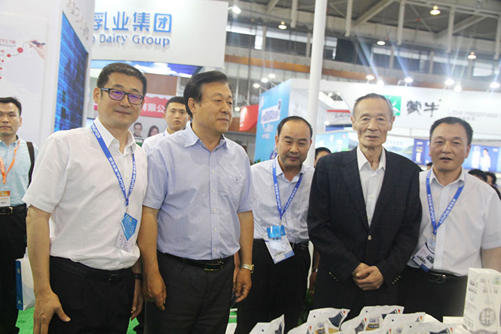 花花牛亮相第八屆中國(guó)奶業(yè)大會(huì)，又獲農(nóng)業(yè)部長(zhǎng)一聲贊！