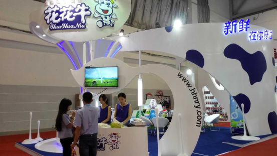 花花牛牛氣沖天！農(nóng)業(yè)部長(zhǎng)品嘗“領(lǐng)暢”點(diǎn)贊，又獲國(guó)際奶業(yè)平臺(tái)青睞