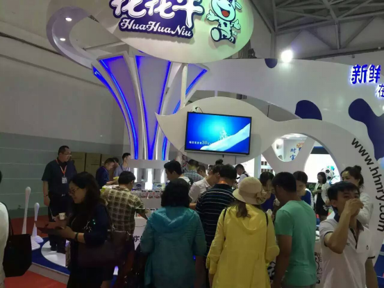 花花牛牛氣沖天！農(nóng)業(yè)部長(zhǎng)品嘗“領(lǐng)暢”點(diǎn)贊，又獲國(guó)際奶業(yè)平臺(tái)青睞