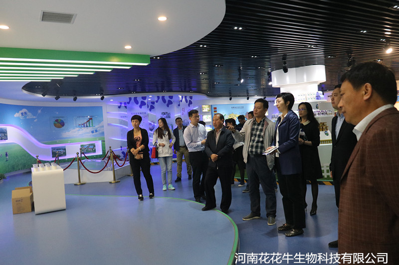 鄭州市二七區(qū)區(qū)委、統(tǒng)戰(zhàn)部部長王玉紅蒞臨花花牛生物科技有限公司參觀指導