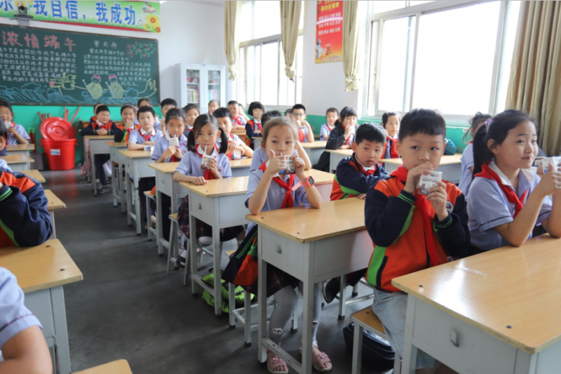 做好一杯放心奶 ——“花花?！背砷L記