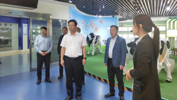鄭州市人民檢察院黨組書記、代檢察長(zhǎng)張道偉一行蒞臨河南花花牛乳業(yè)集團(tuán)參觀調(diào)研